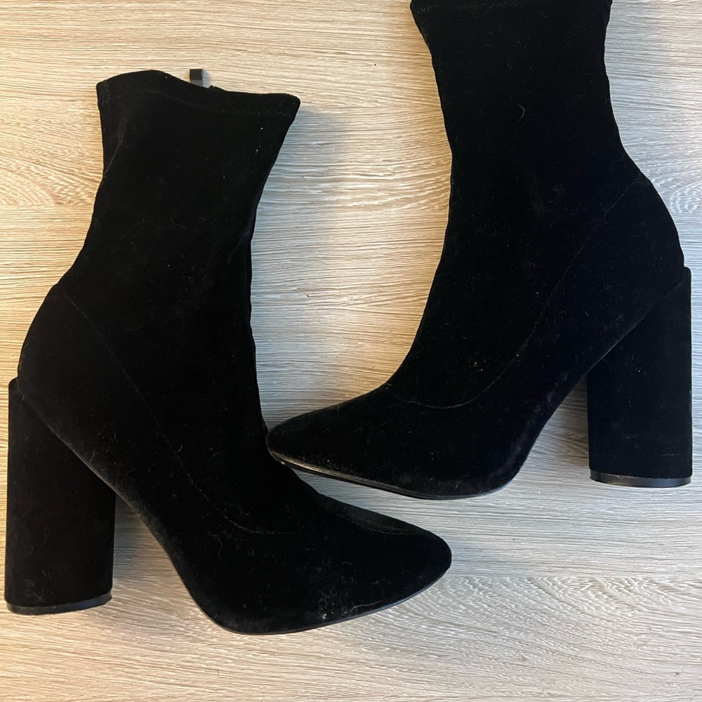 Super cute fall staple! Velvet ankle booties!